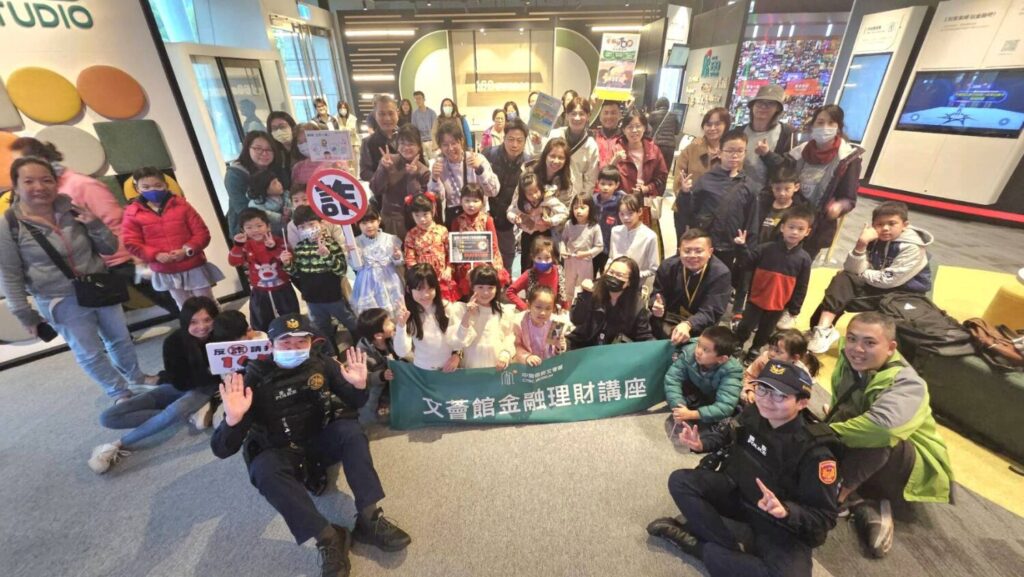 「投籃機」打詐樂一下!南港警重要節日安全防詐宣導! 打詐投籃機宣導活動圓滿完成。(圖/記者薛秀蓮 翻攝)