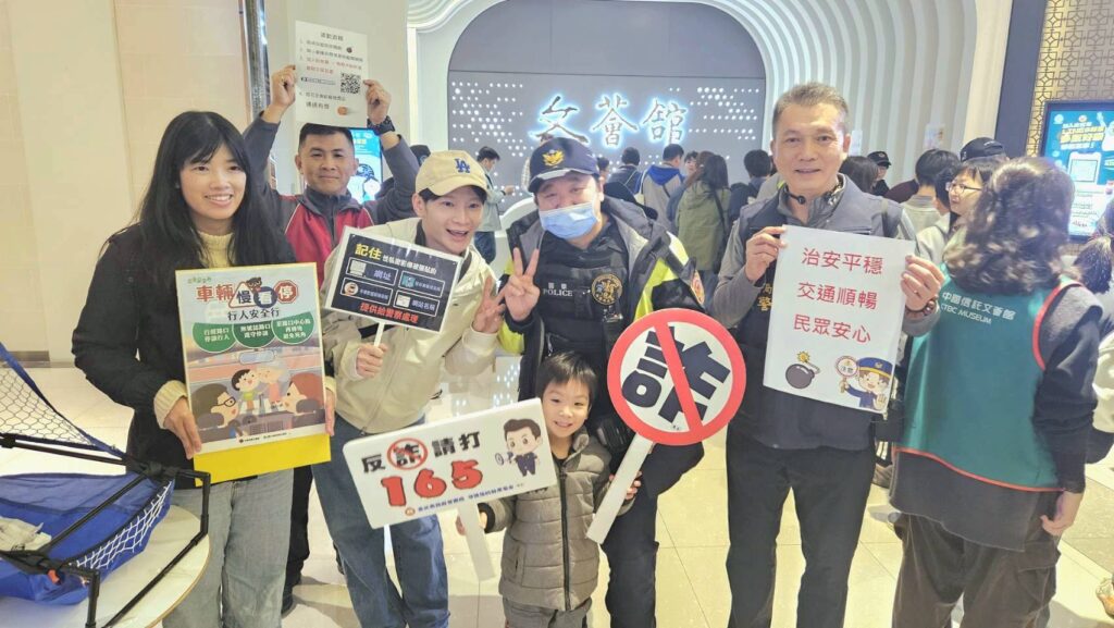 「投籃機」打詐樂一下!南港警重要節日安全防詐宣導! ️南港打詐隊與參加活動孩童開心合影。(圖/記者薛秀蓮 翻攝)