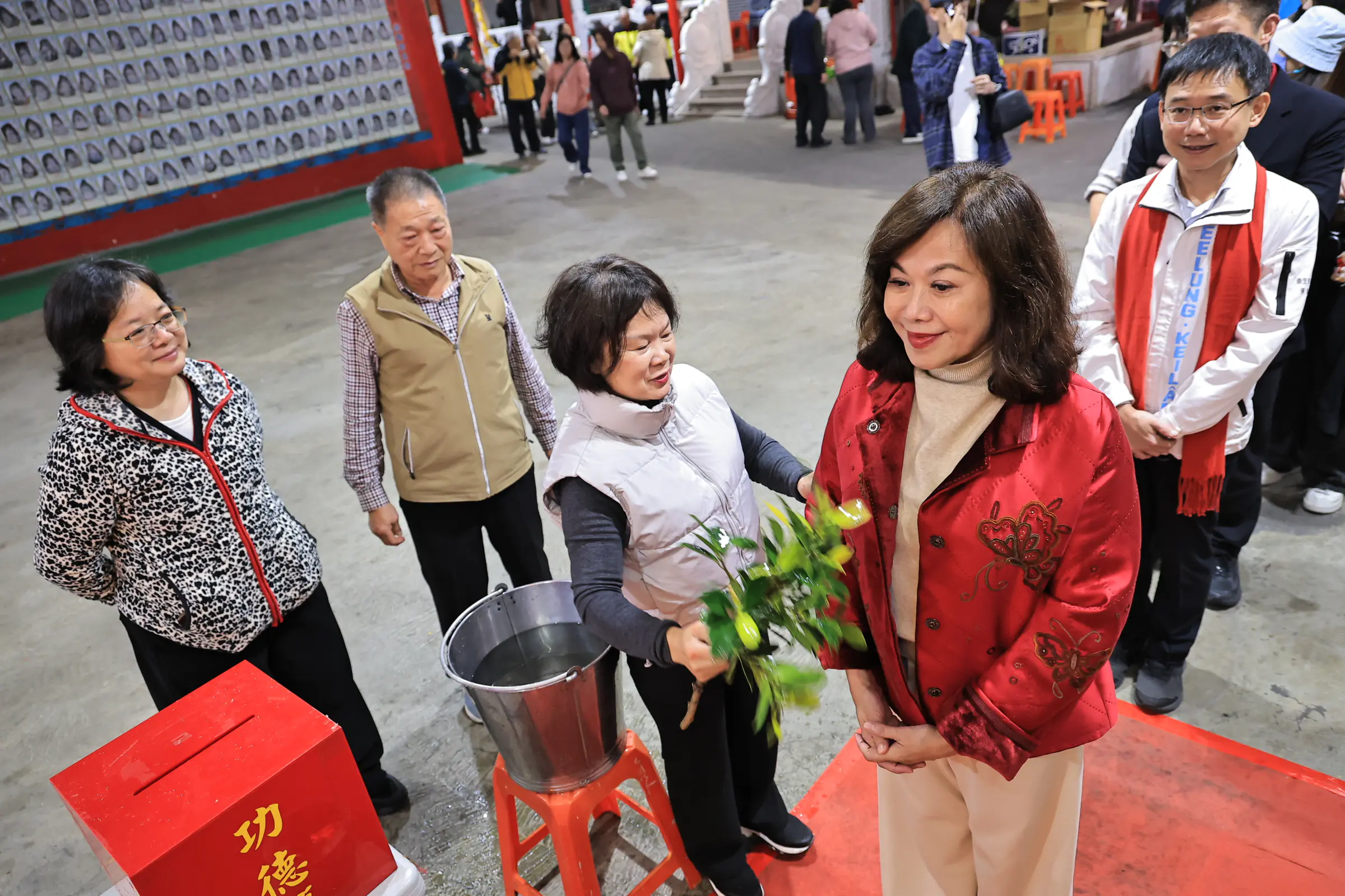 邱佩琳走訪基隆廟宇拜年 發送「Horse發生」紅包與市民同歡 邱佩琳走訪基隆廟宇拜年 發送「Horse發生」紅包與市民同歡