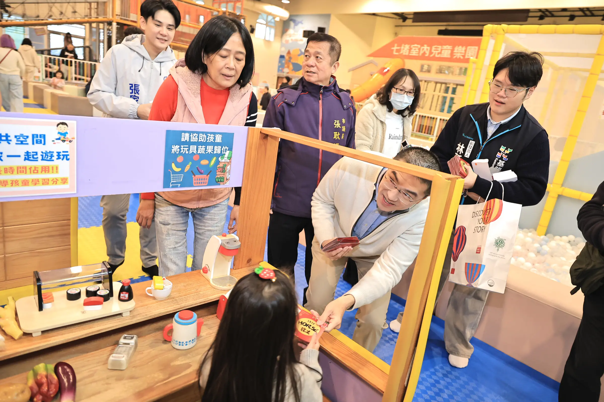 基隆室內兒童樂園突破50萬人次 謝國樑初四與孩同樂慰勉第一線人員 基隆室內兒童樂園突破50萬人次 謝國樑初四與孩同樂慰勉第一線人員