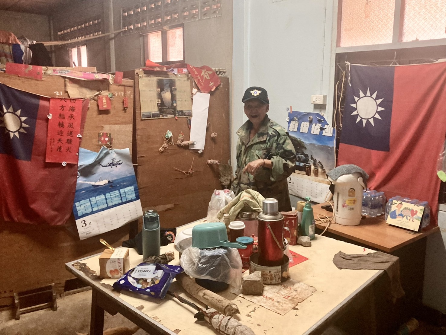 泰北最沉重新年禮 國軍心輔講師黃信凱:脫衣送「空軍藍」贈年邁孤軍做壽服以尊嚴告別 孤軍老前輩的生活環境即使困難,也不忘愛國。(圖/黃信凱 提供)