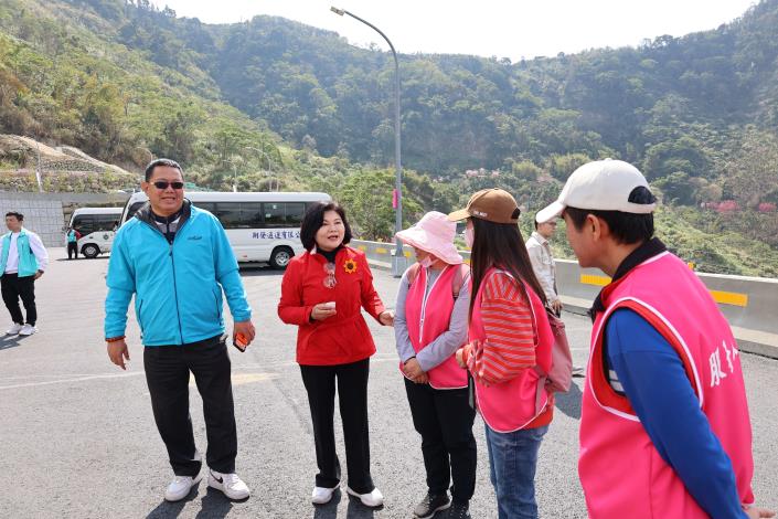 草嶺櫻花盛開人潮湧現 張麗善縣長勘查交通疏運、慰勞執勤人員 張麗善縣長慰勞執勤人員,感謝大家在春節期間堅守崗位,守護遊客安全與交通順暢。