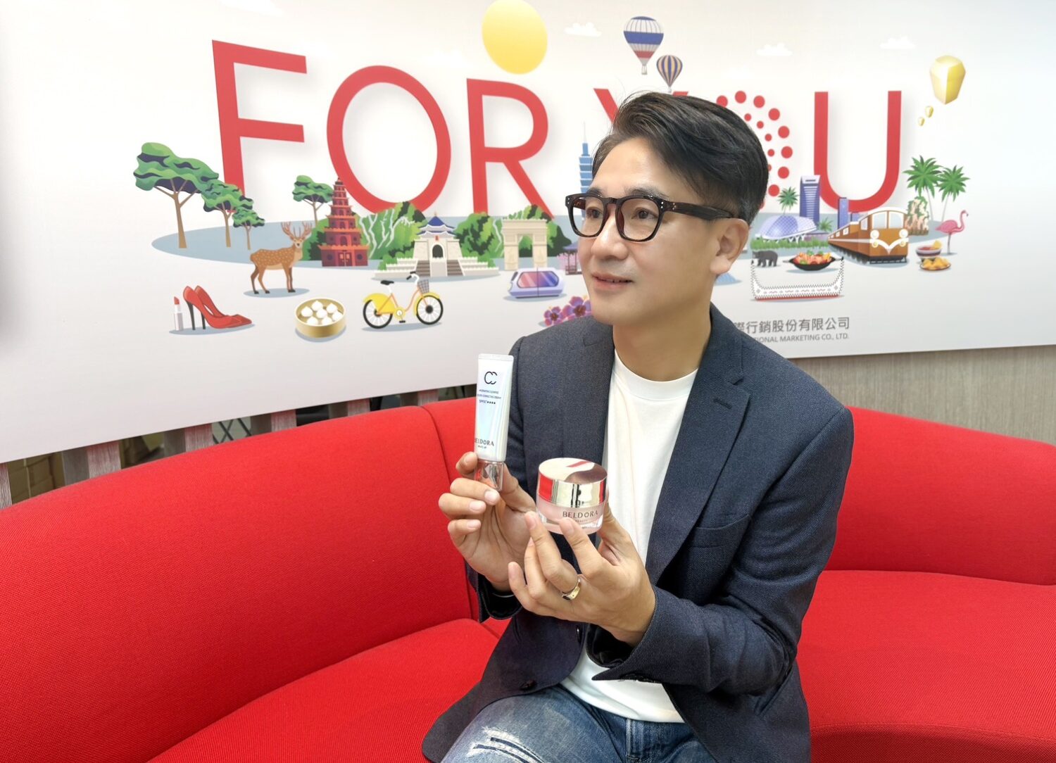 返鄉行李減法術!專家揭秘「縮時保養」:兩瓶輕鬆搞定! 效率保養專家 PAUL 老師提出「行李減法術」,建議選擇高機能、多效合一的品項,僅需「2 瓶」就能搞定全天候的保養與自然妝感。(圖/蓓朵娜 提供)