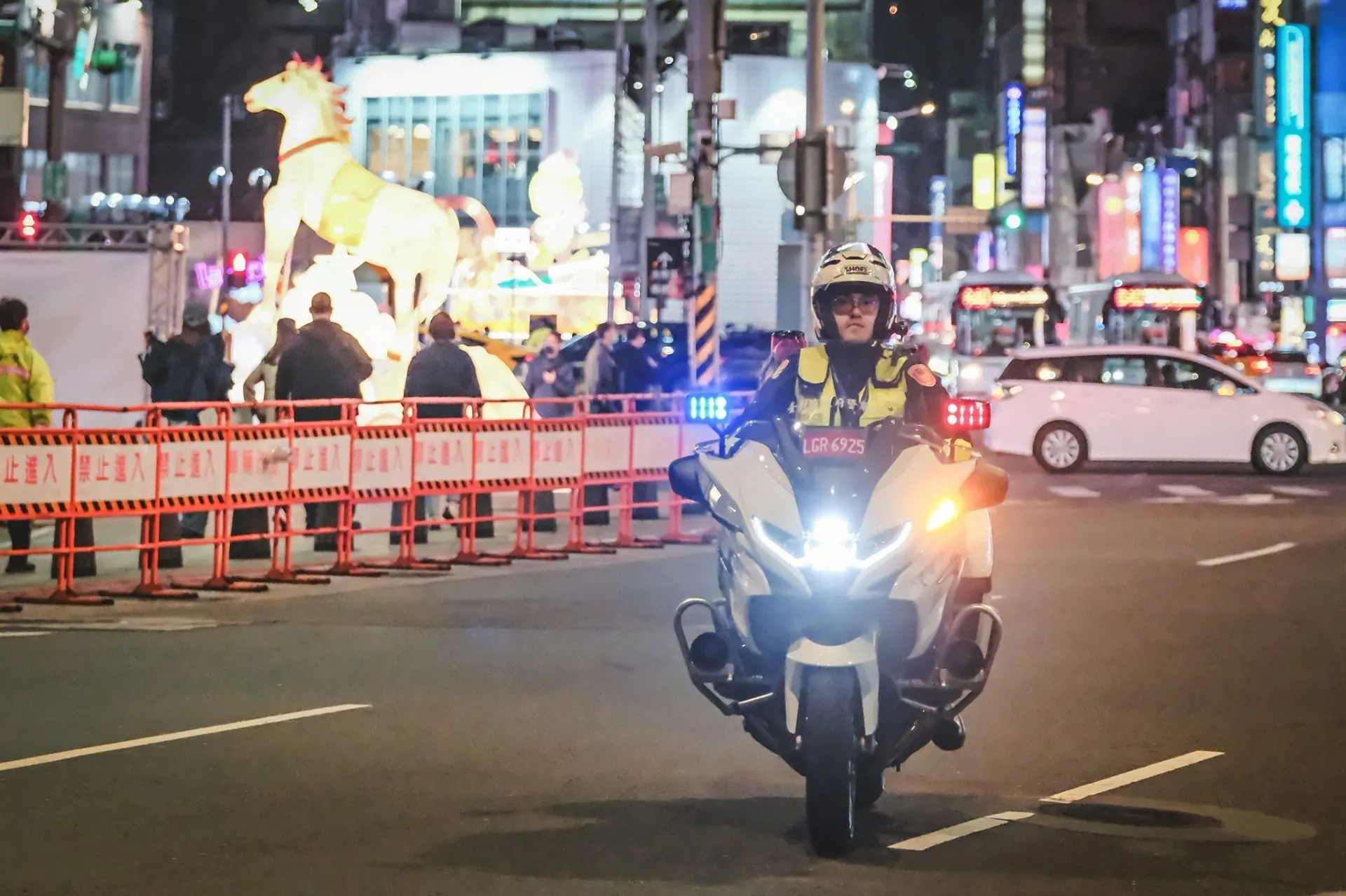 科技鷹眼守護台北燈節人潮 警力、無人機全力維持西門交通順暢 科技鷹眼守護台北燈節人潮 警力、無人機全力維持西門交通順暢