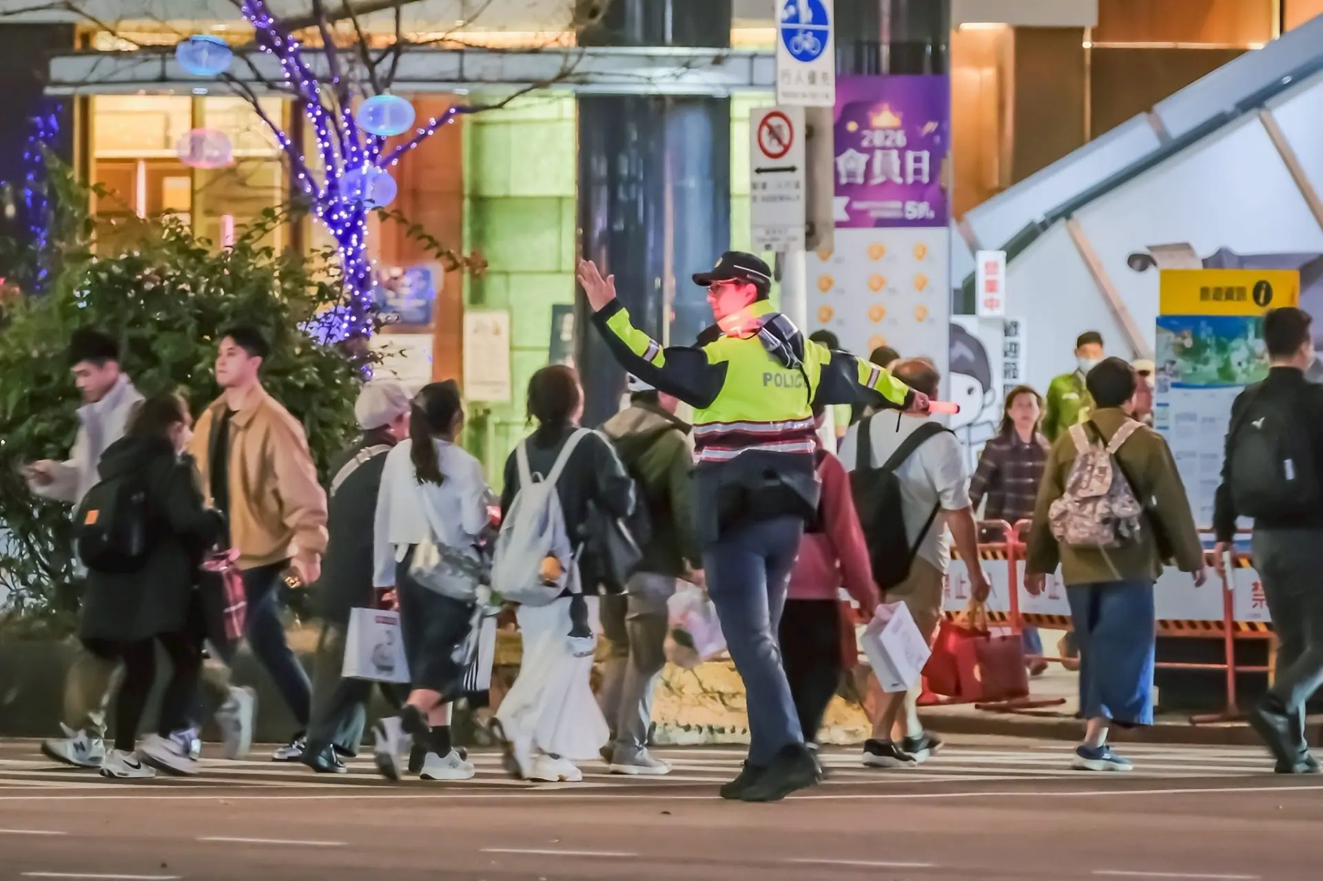 科技鷹眼守護台北燈節人潮 警力、無人機全力維持西門交通順暢 科技鷹眼守護台北燈節人潮 警力、無人機全力維持西門交通順暢