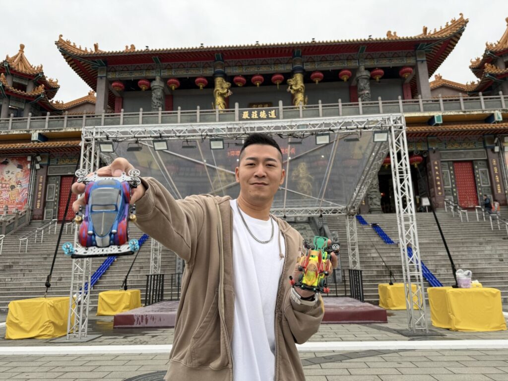 草爺挑戰極限「台灣第一次」神行盃5000米四驅車軌道鋪進護國宮廟埕 草爺挑戰極限「台灣第一次」神行盃5000米四驅車軌道鋪進護國宮廟埕