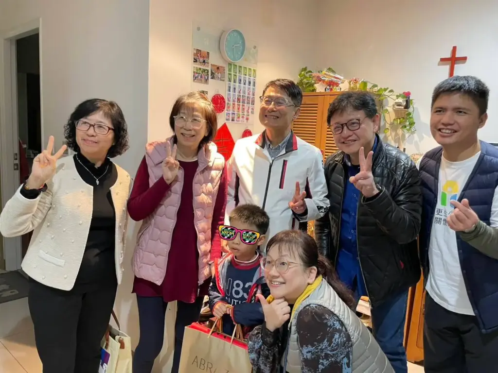 年節前夕 陳純敬副市長探視類家庭 代侯友宜贈紅包 小孩開心馬上有錢「花」 年節前夕 陳純敬副市長探視類家庭 代侯友宜贈紅包 小孩開心馬上有錢「花」