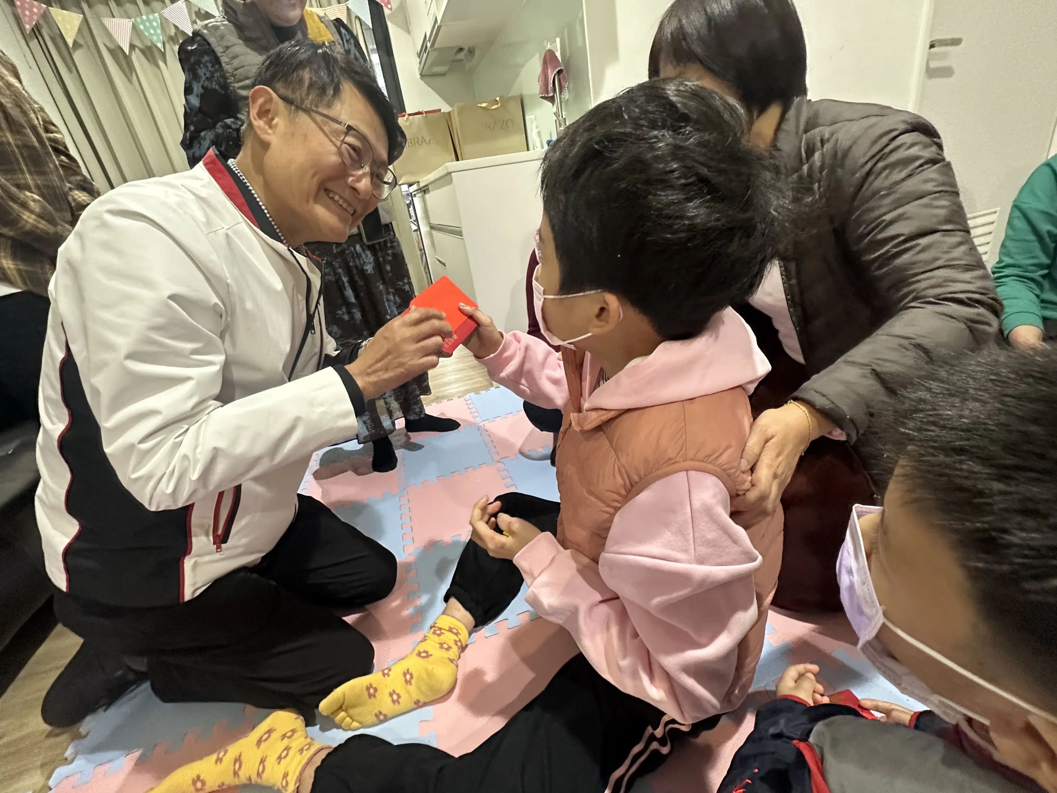 年節前夕 陳純敬副市長探視類家庭 代侯友宜贈紅包 小孩開心馬上有錢「花」 年節前夕 陳純敬副市長探視類家庭 代侯友宜贈紅包 小孩開心馬上有錢「花」