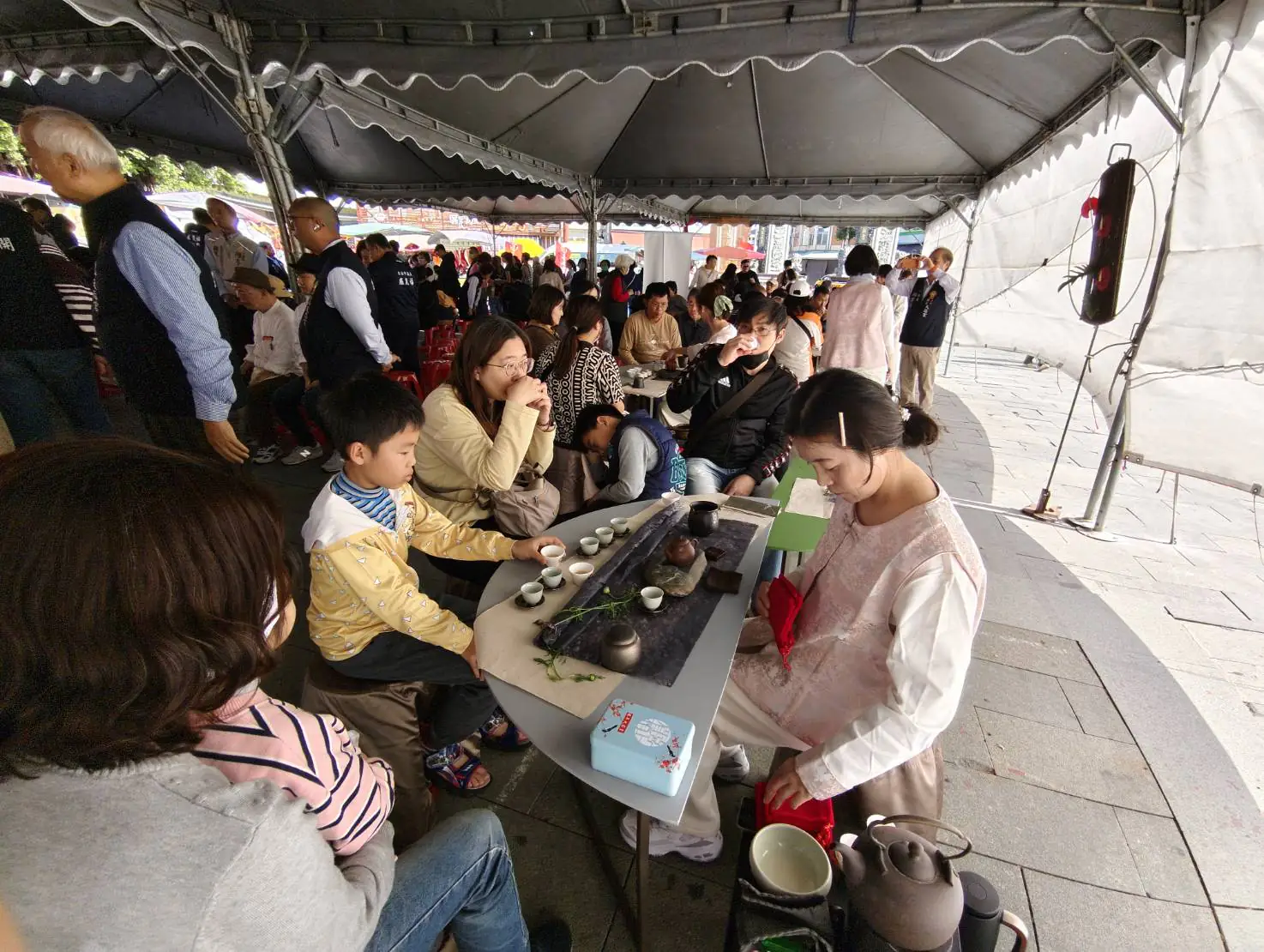 安平開台天后宮7日「旺馬奔騰 躍馬展藝」迎春送春聯、賞茶會活動 吸引近千人前往 安平開台天后宮7日「旺馬奔騰 躍馬展藝」迎春送春聯、賞茶會活動 吸引近千人前往