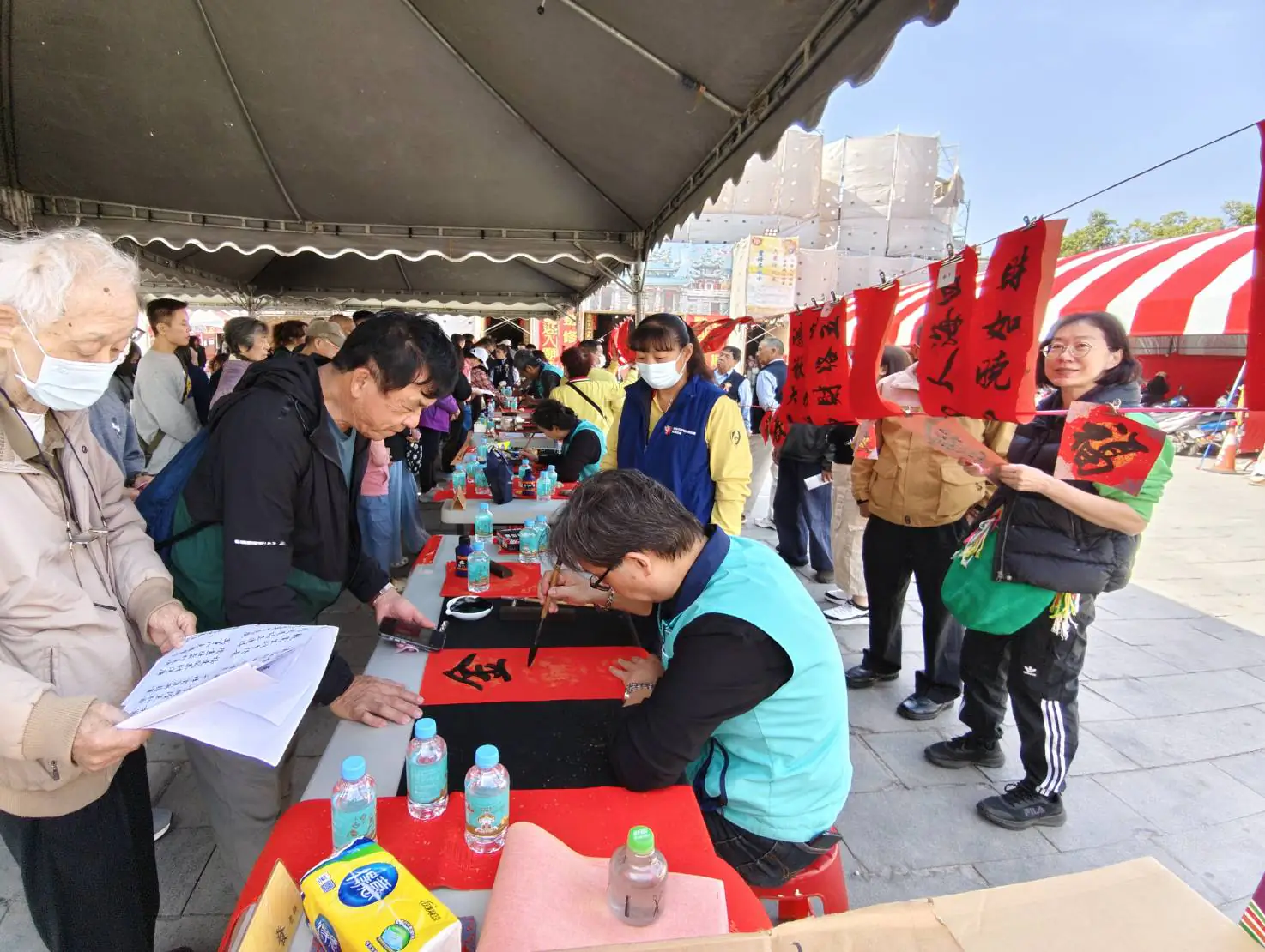 安平開台天后宮7日「旺馬奔騰 躍馬展藝」迎春送春聯、賞茶會活動 吸引近千人前往 安平開台天后宮7日「旺馬奔騰 躍馬展藝」迎春送春聯、賞茶會活動 吸引近千人前往