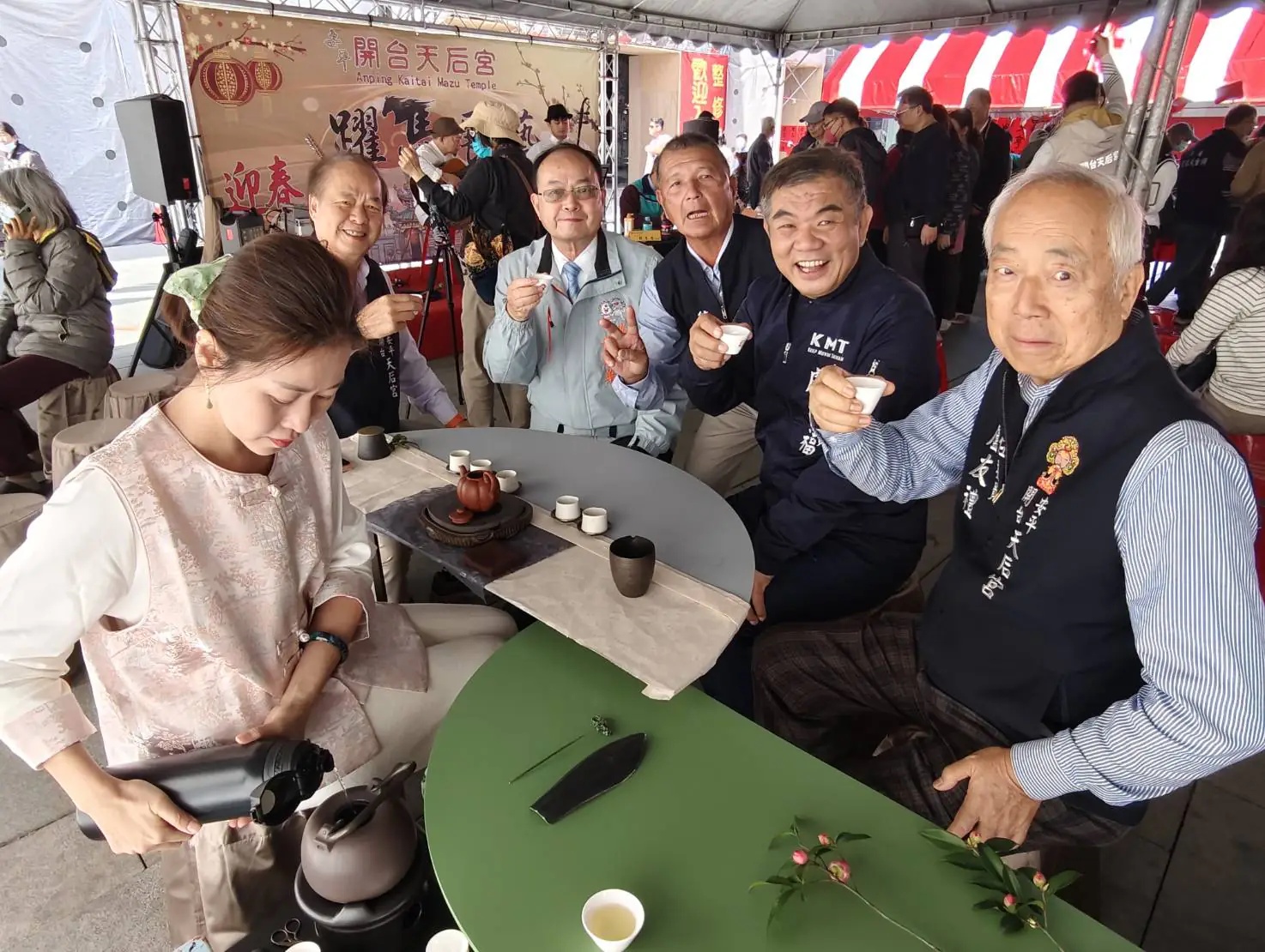 安平開台天后宮7日「旺馬奔騰 躍馬展藝」迎春送春聯、賞茶會活動 吸引近千人前往 安平開台天后宮7日「旺馬奔騰 躍馬展藝」迎春送春聯、賞茶會活動 吸引近千人前往