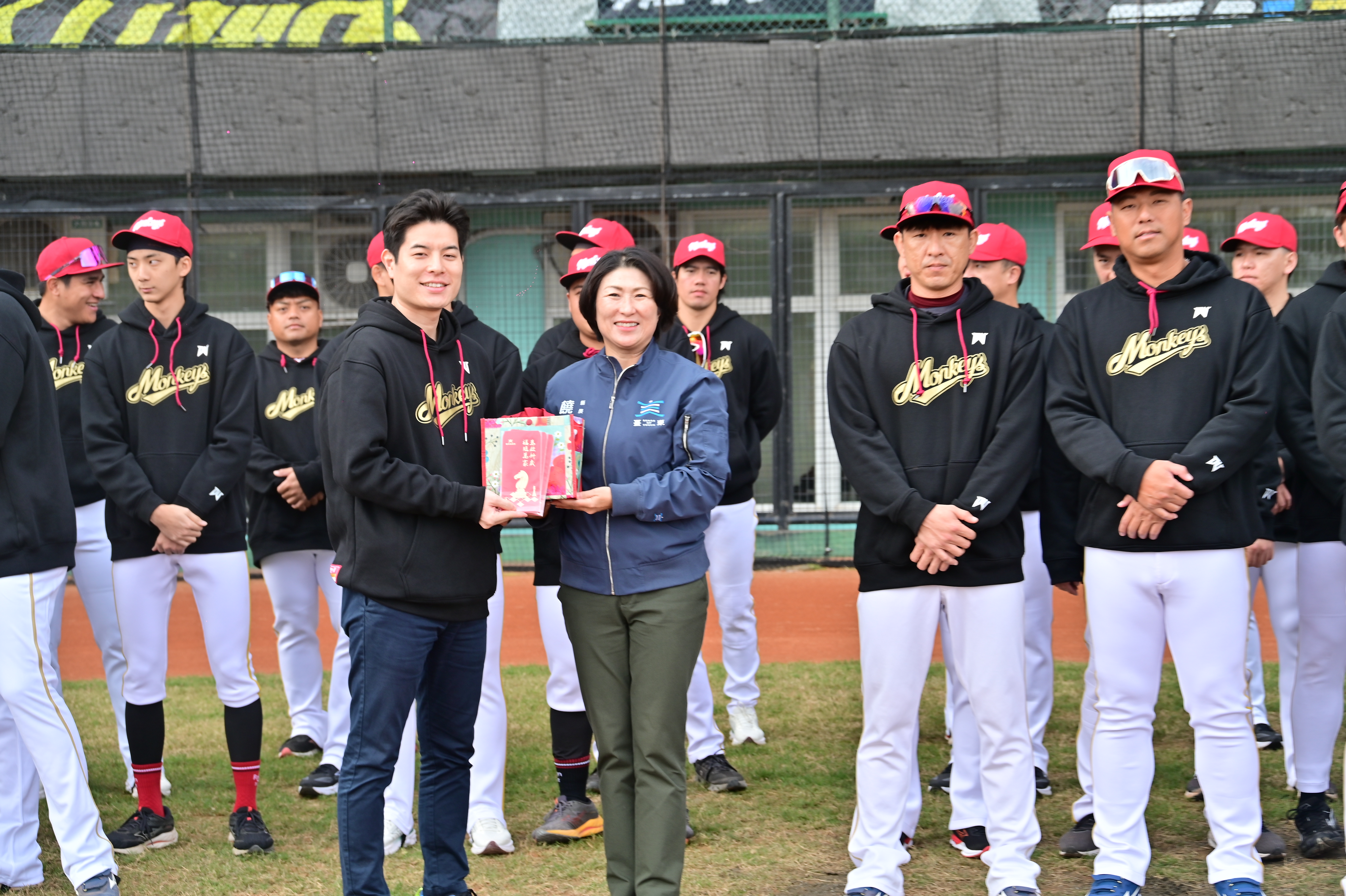 樂天桃猿台東春訓開訓 饒慶鈴贈紅包祝連霸成功 樂天桃猿台東春訓開訓 饒慶鈴贈紅包祝連霸成功