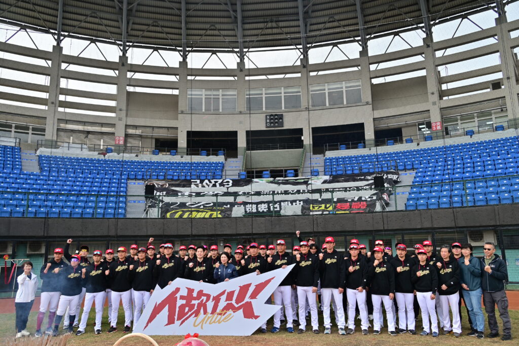 樂天桃猿台東春訓開訓 饒慶鈴贈紅包祝連霸成功 樂天桃猿台東春訓開訓 饒慶鈴贈紅包祝連霸成功