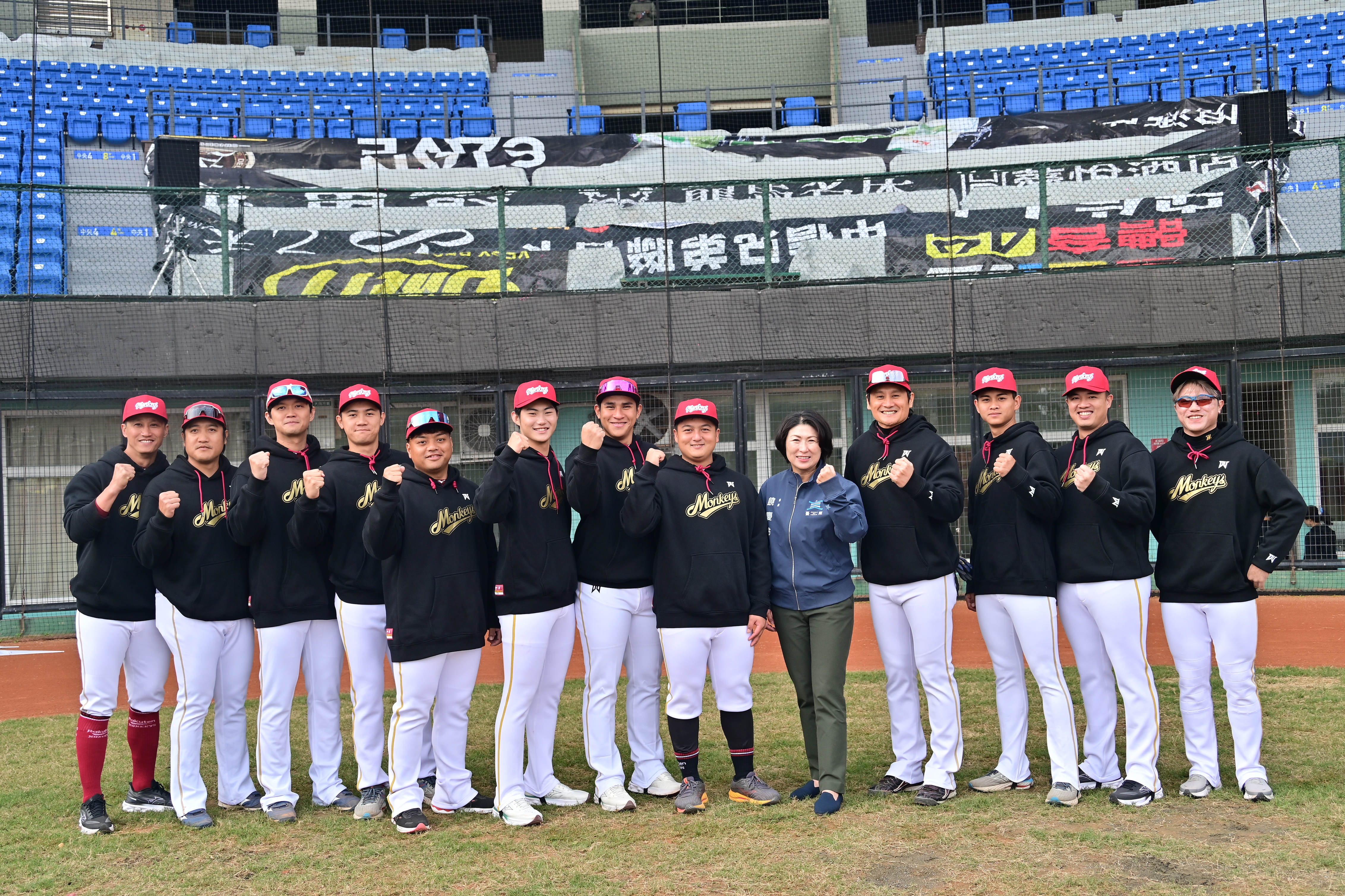樂天桃猿台東春訓開訓 饒慶鈴贈紅包祝連霸成功 樂天桃猿台東春訓開訓 饒慶鈴贈紅包祝連霸成功