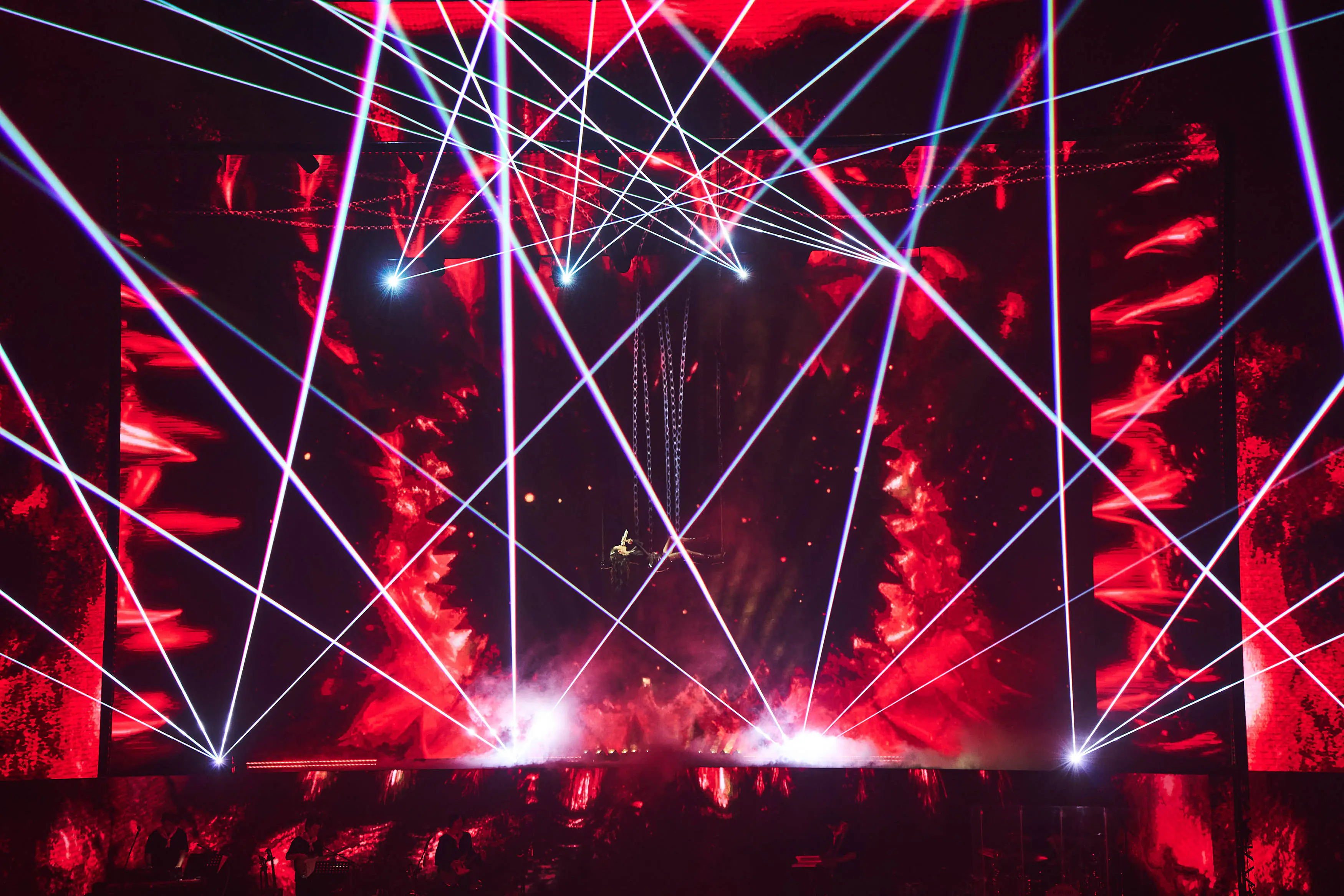 魏如萱懸空躺唱 從天而降五度攻蛋 魏如萱懸空躺唱 從天而降五度攻蛋