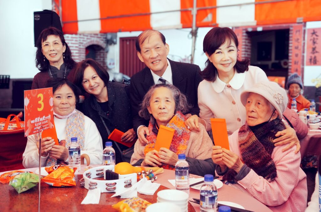 中醫大附醫與林增連基金會攜手送暖 伴百位獨居長輩團圓迎新年 6 DSC09167 1024x678 1