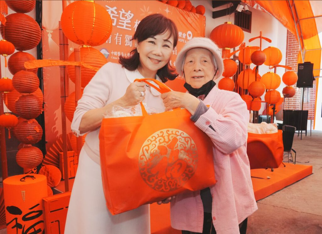 中醫大附醫與林增連基金會攜手送暖 伴百位獨居長輩團圓迎新年 5 DSC09646 1024x744 1