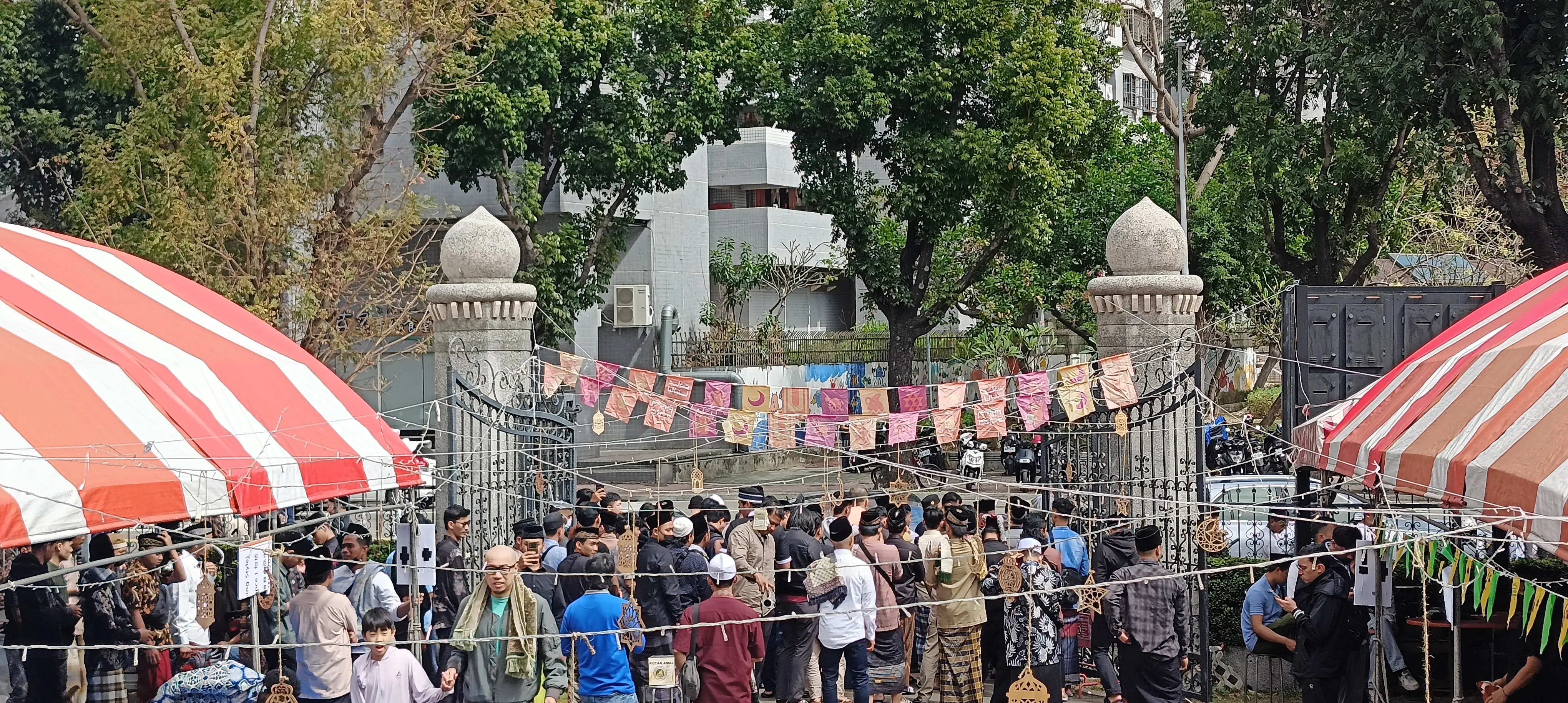 齋月第2場主麻+228連假 千餘名穆斯林湧進台中清真寺禮拜 齋月第2場主麻+228連假 千餘名穆斯林湧進台中清真寺禮拜