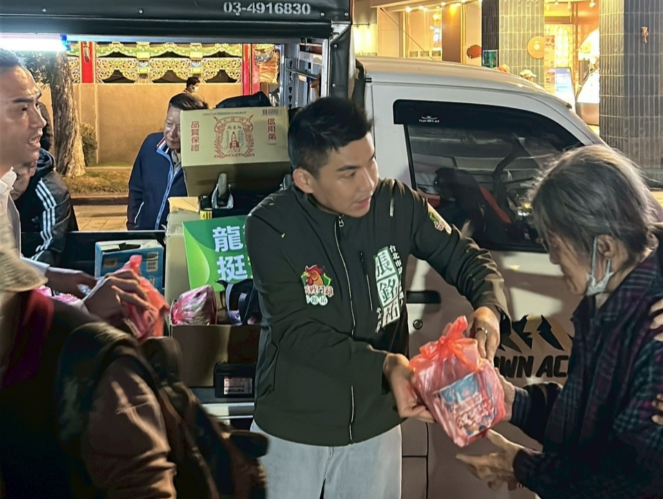 小年夜寒冬送暖 張廖簡青年宗親會與桃園市信賴之友會龍潭聯合分會赴龍山寺發放物資 小年夜寒冬送暖 張廖簡青年宗親會與桃園市信賴之友會龍潭聯合分會赴龍山寺發放物資