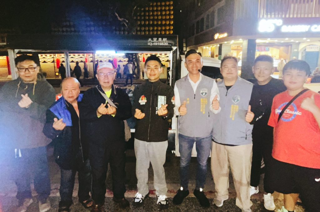 小年夜寒冬送暖 張廖簡青年宗親會與桃園市信賴之友會龍潭聯合分會赴龍山寺發放物資 小年夜寒冬送暖 張廖簡青年宗親會與桃園市信賴之友會龍潭聯合分會赴龍山寺發放物資