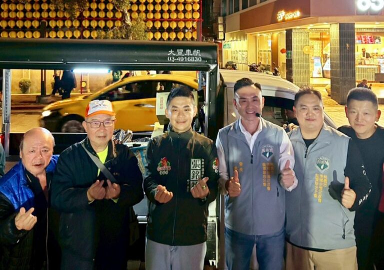 小年夜寒冬送暖 張廖簡青年宗親會與桃園市信賴之友會龍潭聯合分會赴龍山寺發放物資