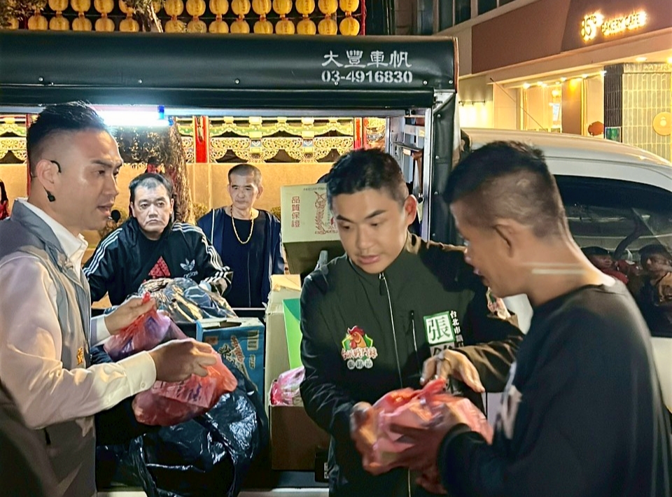 小年夜寒冬送暖 張廖簡青年宗親會與桃園市信賴之友會龍潭聯合分會赴龍山寺發放物資 小年夜寒冬送暖 張廖簡青年宗親會與桃園市信賴之友會龍潭聯合分會赴龍山寺發放物資