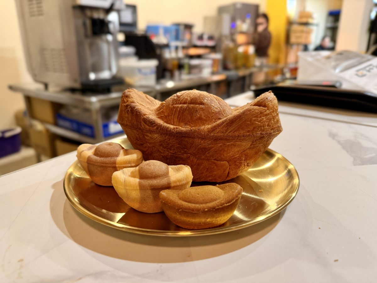 過年拜財神必看!金山財神廟五路財神積木造型亮相 圖/元寶咖啡廳也推出了各式元寶造型餐點。(郭亘芸 攝)