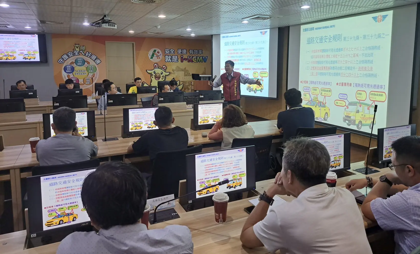 高雄市區監理所辦理 「汽車隔熱紙可見光透過率檢驗教育訓練」 高雄市區監理所辦理 「汽車隔熱紙可見光透過率檢驗教育訓練」