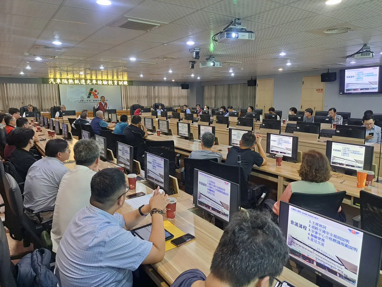 高雄市區監理所辦理 「汽車隔熱紙可見光透過率檢驗教育訓練」 高雄市區監理所辦理 「汽車隔熱紙可見光透過率檢驗教育訓練」