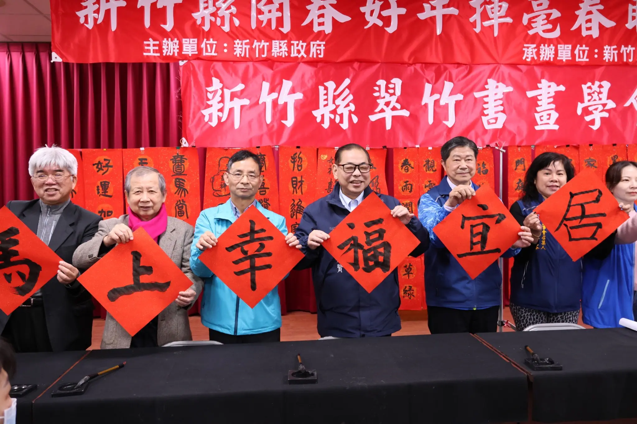 竹縣平均薪資5.7萬超車北市 陳見賢揮毫「宜居竹縣」 竹縣平均薪資5.7萬超車北市 陳見賢揮毫「宜居竹縣」