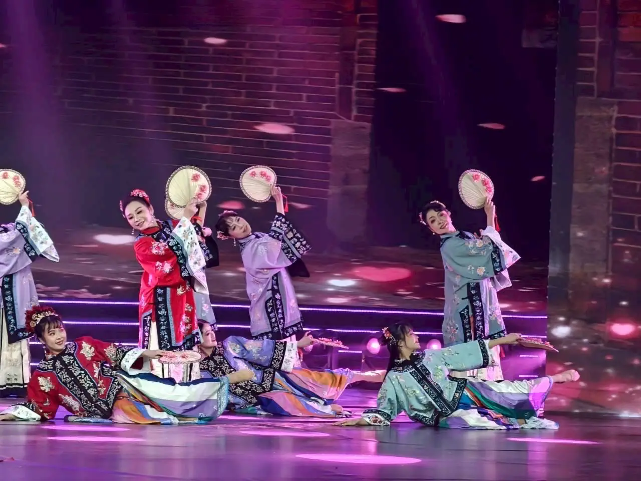 劉麗麗舞蹈團登北京春晚 以待嫁女兒心舞出跨世代深情 劉麗麗舞蹈團登北京春晚 以待嫁女兒心舞出跨世代深情