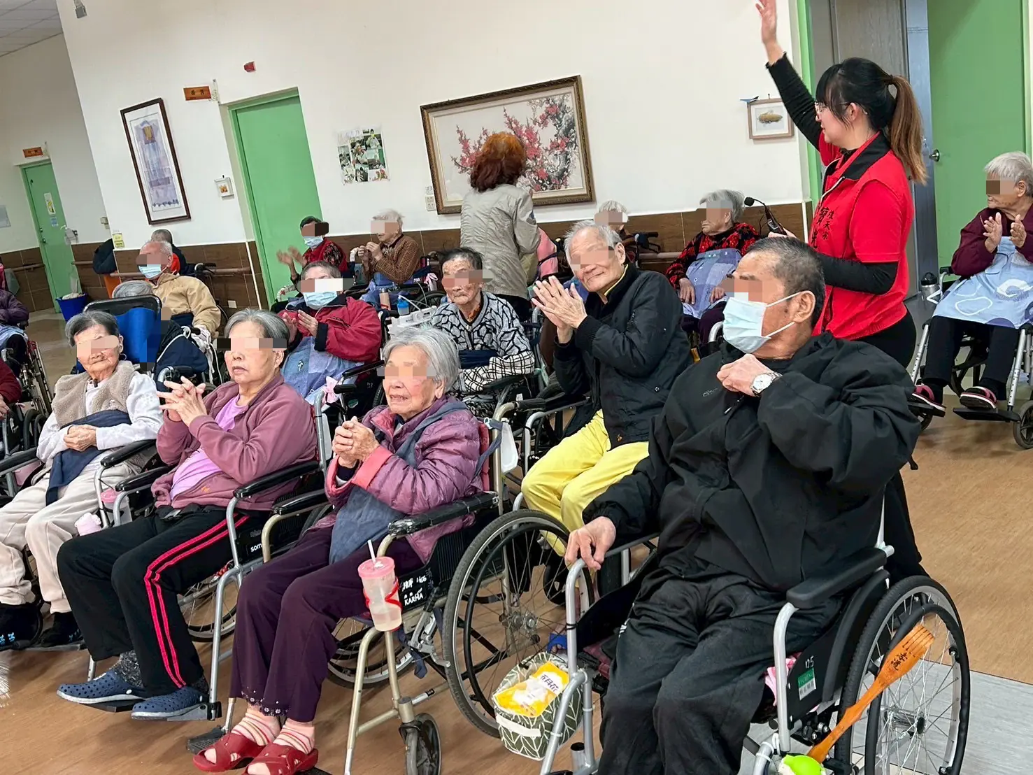 黑面媽祖走進長照現場 「寶光宮」從法壇走到阿公、阿嬤身邊的慈悲實踐 黑面媽祖走進長照現場 「寶光宮」從法壇走到阿公、阿嬤身邊的慈悲實踐