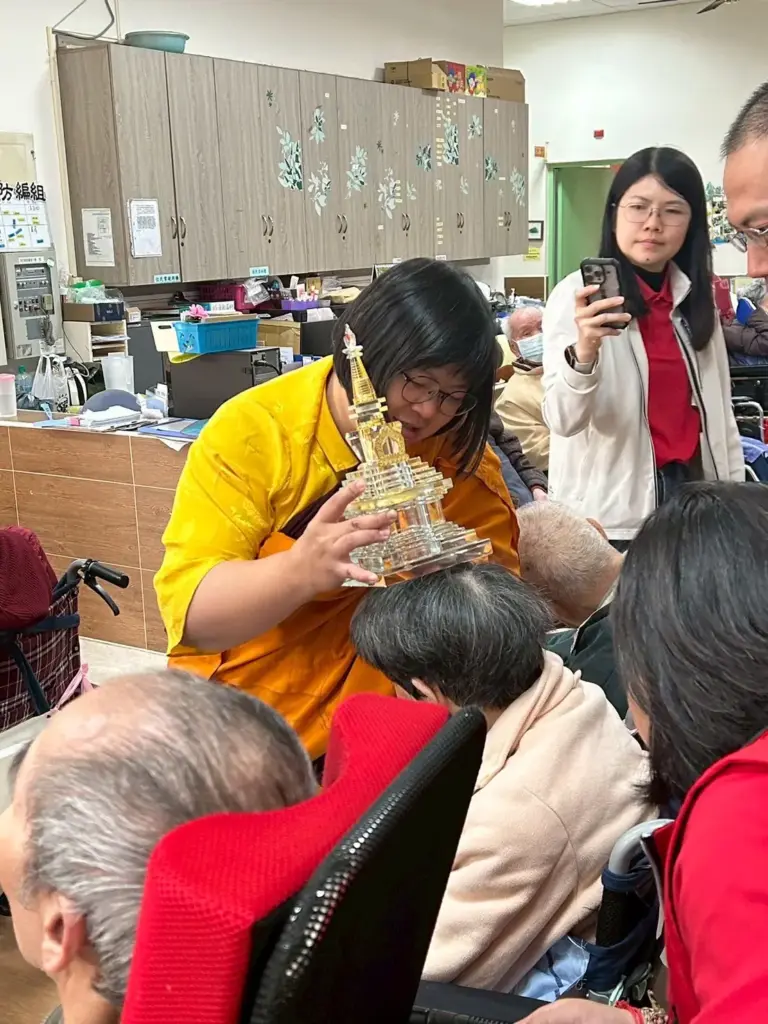 黑面媽祖走進長照現場 「寶光宮」從法壇走到阿公、阿嬤身邊的慈悲實踐