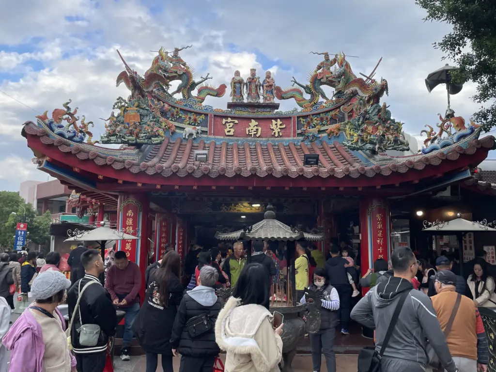 鴻海「錢媽媽」黃秋蓮率領事業群回竹山紫南宮參拜土地公　祈求新年財運亨通