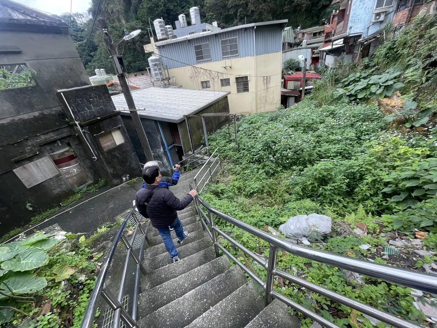 基隆市加強公有土地環境稽查髒亂 空地比照亂丟垃圾開罰4800元起 基隆市加強公有土地環境稽查髒亂 空地比照亂丟垃圾開罰4800元起