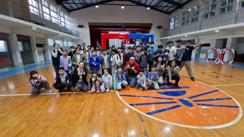 足球飛上天!正濱國中冬令營掀科技運動潮 無人機穿梭射門引熱血歡呼 足球飛上天!正濱國中冬令營掀科技運動潮 無人機穿梭射門引熱血歡呼