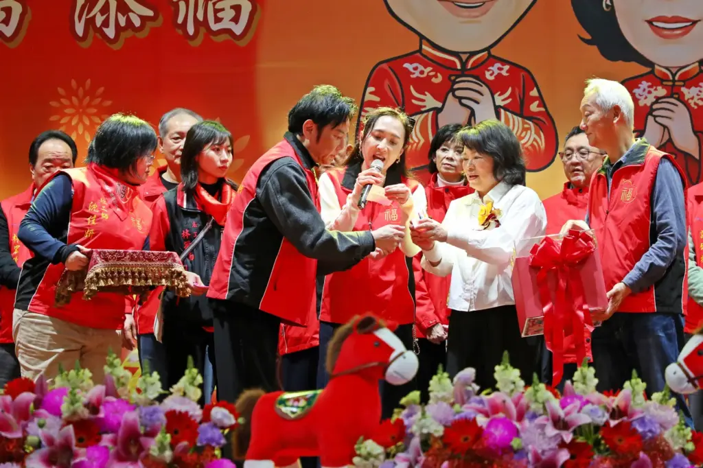 黃敏惠表揚奮發學子 福添福圍爐餐會溫暖雲嘉千人心 黃敏惠表揚奮發學子 福添福圍爐餐會溫暖雲嘉千人心