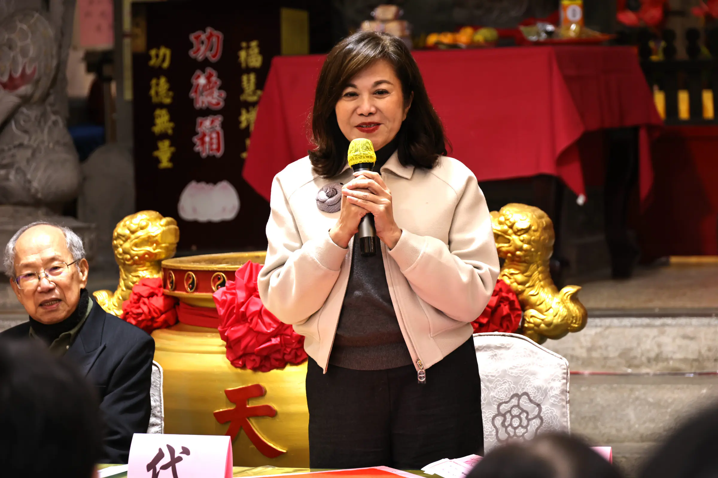 大竿林代天宮春聯揮毫迎新春 邱佩琳與基市府團隊送祝福賀新年 大竿林代天宮春聯揮毫迎新春 邱佩琳與基市府團隊送祝福賀新年