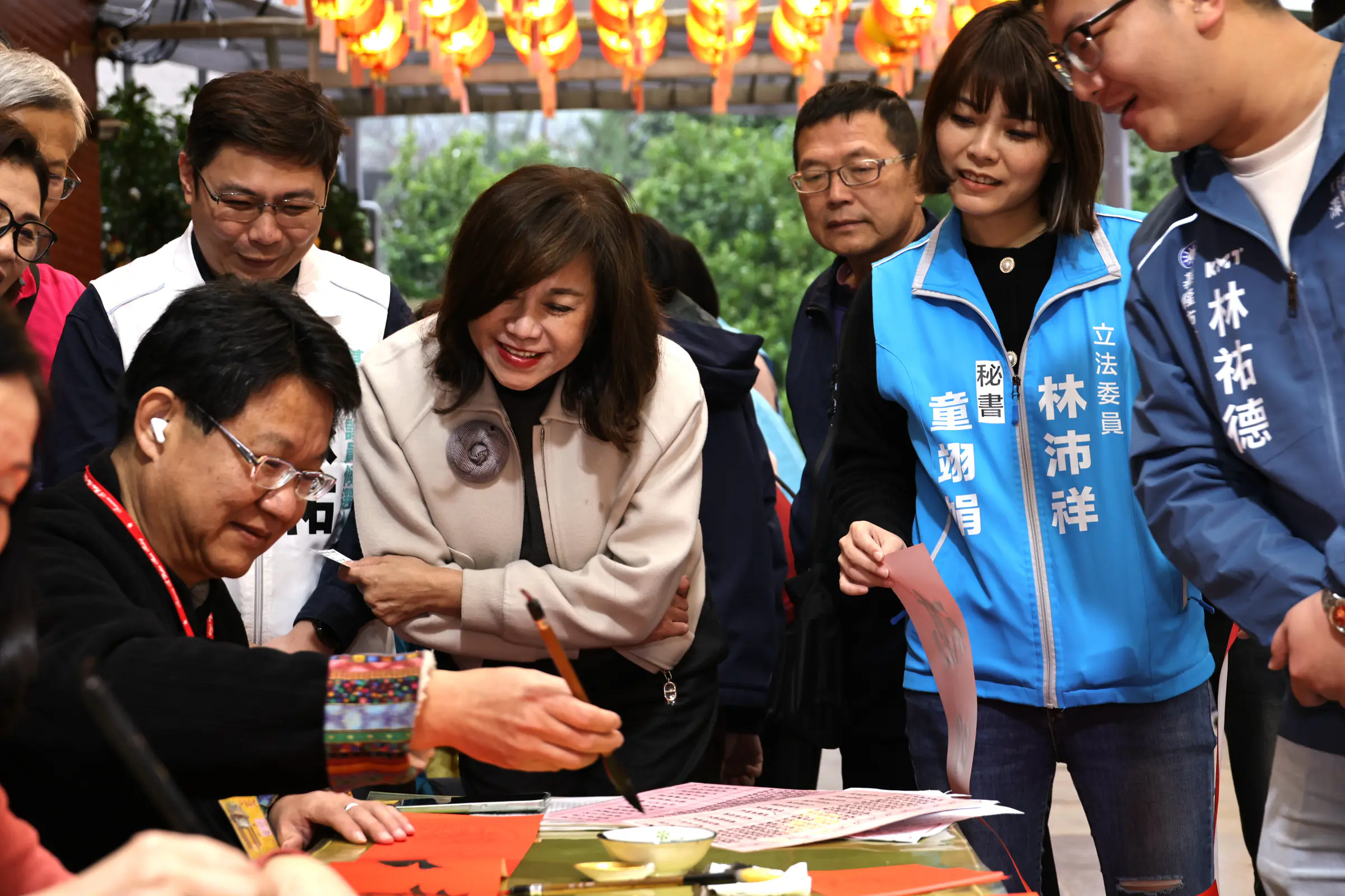 大竿林代天宮春聯揮毫迎新春 邱佩琳與基市府團隊送祝福賀新年 大竿林代天宮春聯揮毫迎新春 邱佩琳與基市府團隊送祝福賀新年