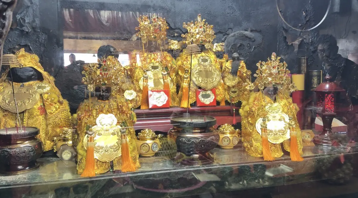 鴻海「錢媽媽」黃秋蓮率領事業群回竹山紫南宮參拜土地公　祈求新年財運亨通