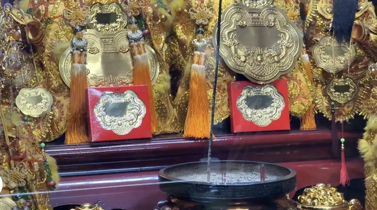 鴻海「錢媽媽」黃秋蓮率領事業群回竹山紫南宮參拜土地公　祈求新年財運亨通