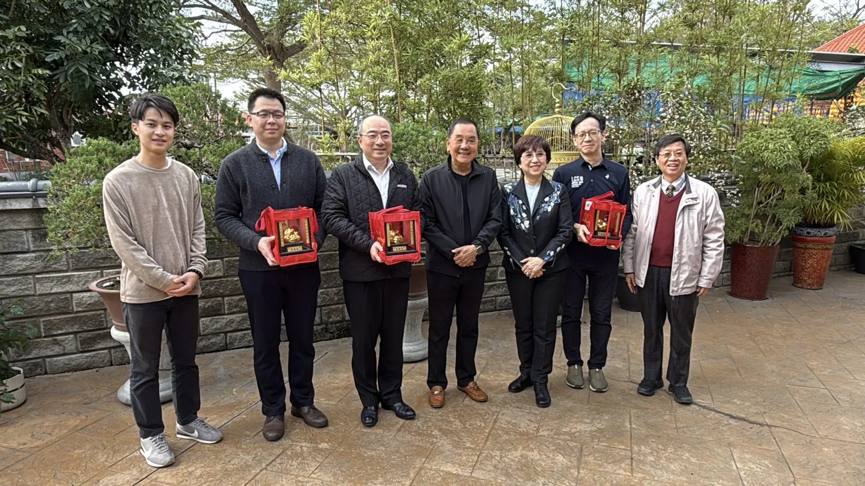 鴻海「錢媽媽」黃秋蓮率領事業群回竹山紫南宮參拜土地公　祈求新年財運亨通
