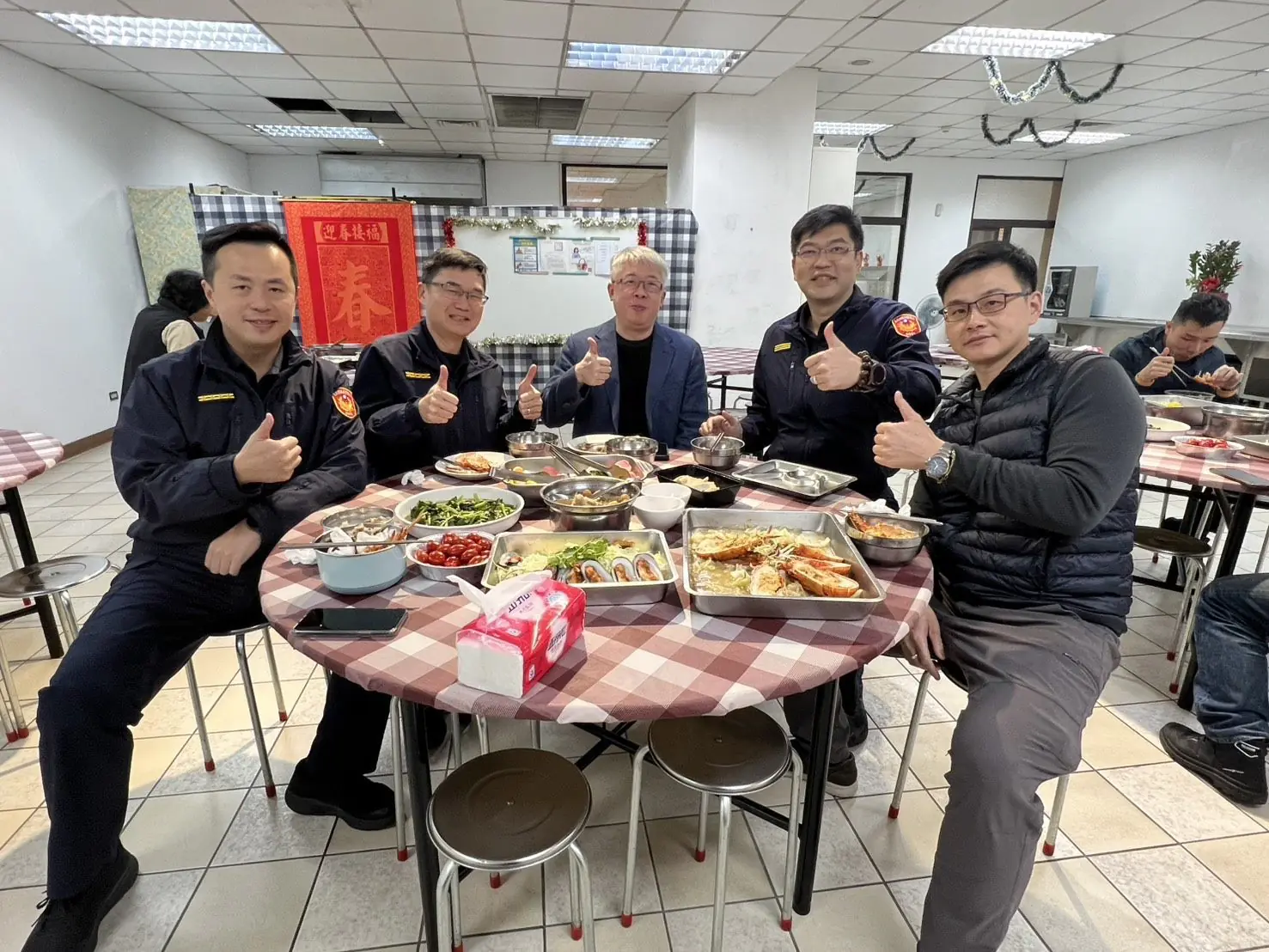 龍蝦、佛跳牆全上桌 中正一分局端出「痛風餐」犒賞員警 龍蝦、佛跳牆全上桌 中正一分局端出「痛風餐」犒賞員警