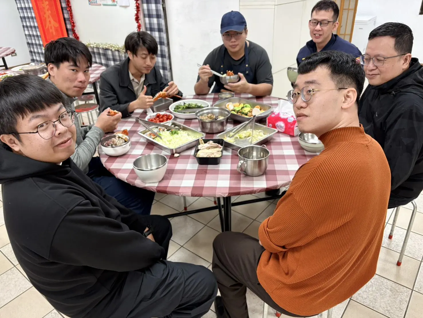 龍蝦、佛跳牆全上桌　中正一分局端出「痛風餐」犒賞員警