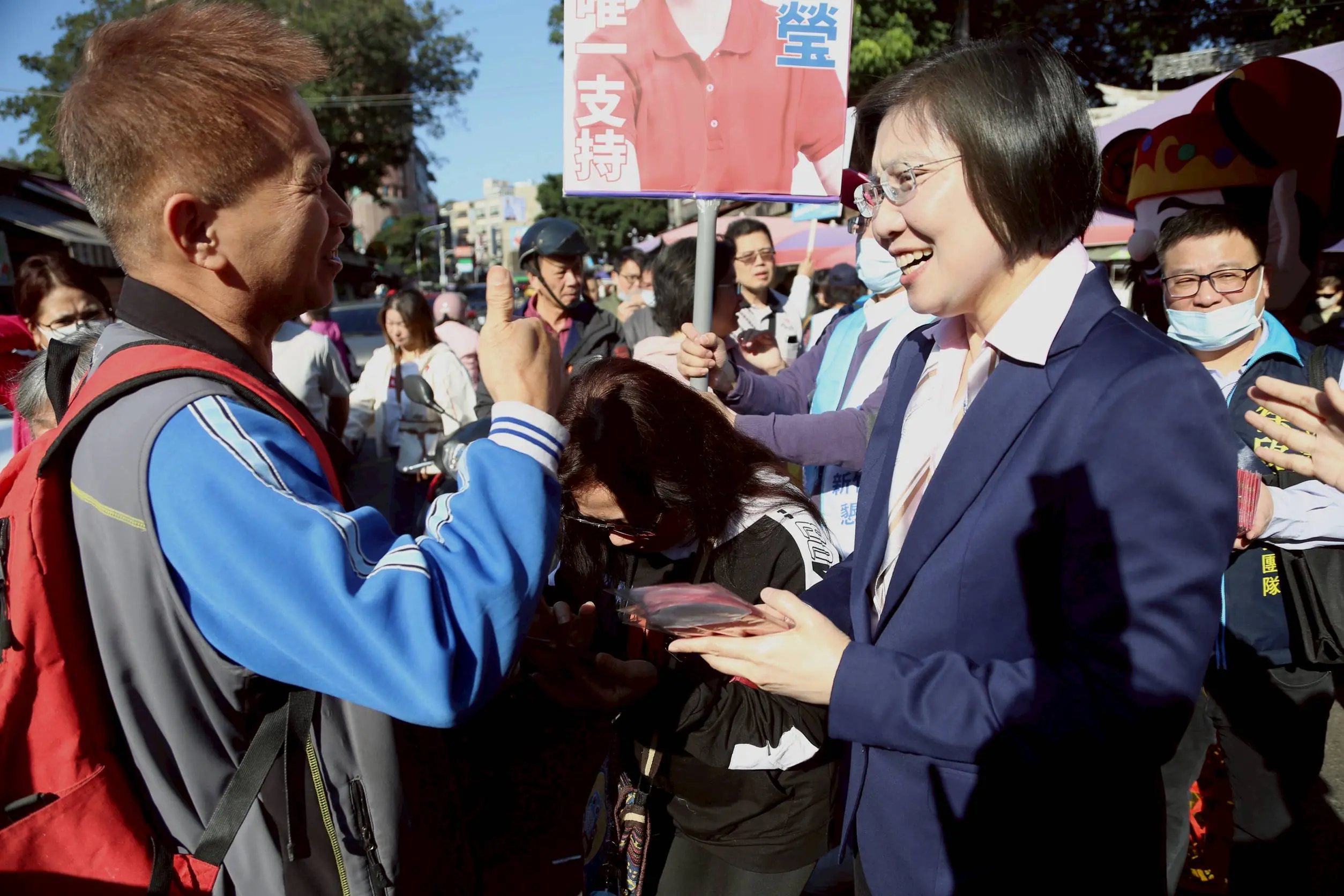 徐欣瑩小年夜前進竹東市場 鄉親高喊「客家人挺客家妹」 徐欣瑩小年夜前進竹東市場 鄉親高喊「客家人挺客家妹」