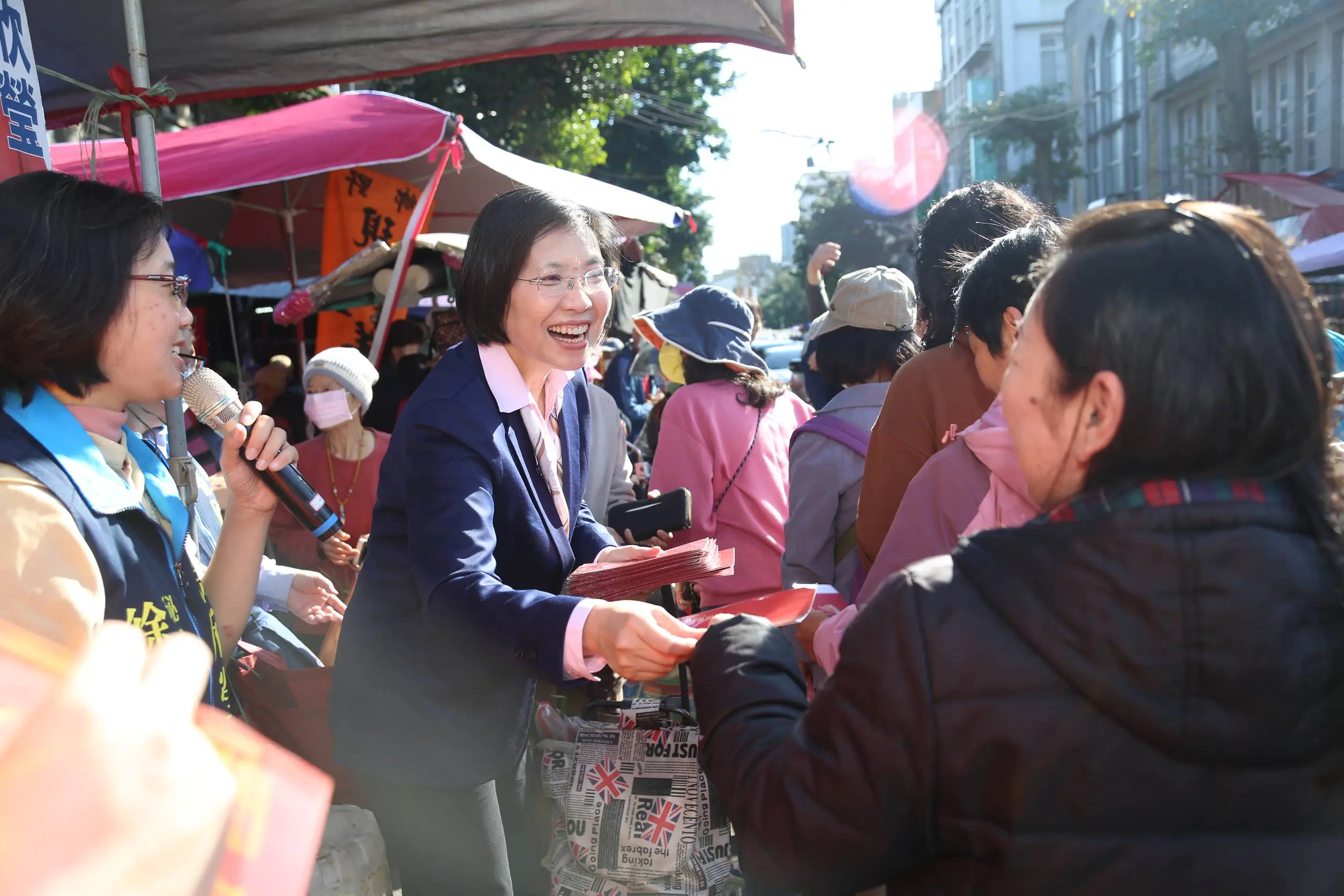 徐欣瑩小年夜前進竹東市場 鄉親高喊「客家人挺客家妹」 徐欣瑩小年夜前進竹東市場 鄉親高喊「客家人挺客家妹」
