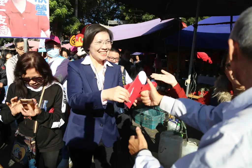 徐欣瑩小年夜前進竹東市場 鄉親高喊「客家人挺客家妹」 徐欣瑩小年夜前進竹東市場 鄉親高喊「客家人挺客家妹」