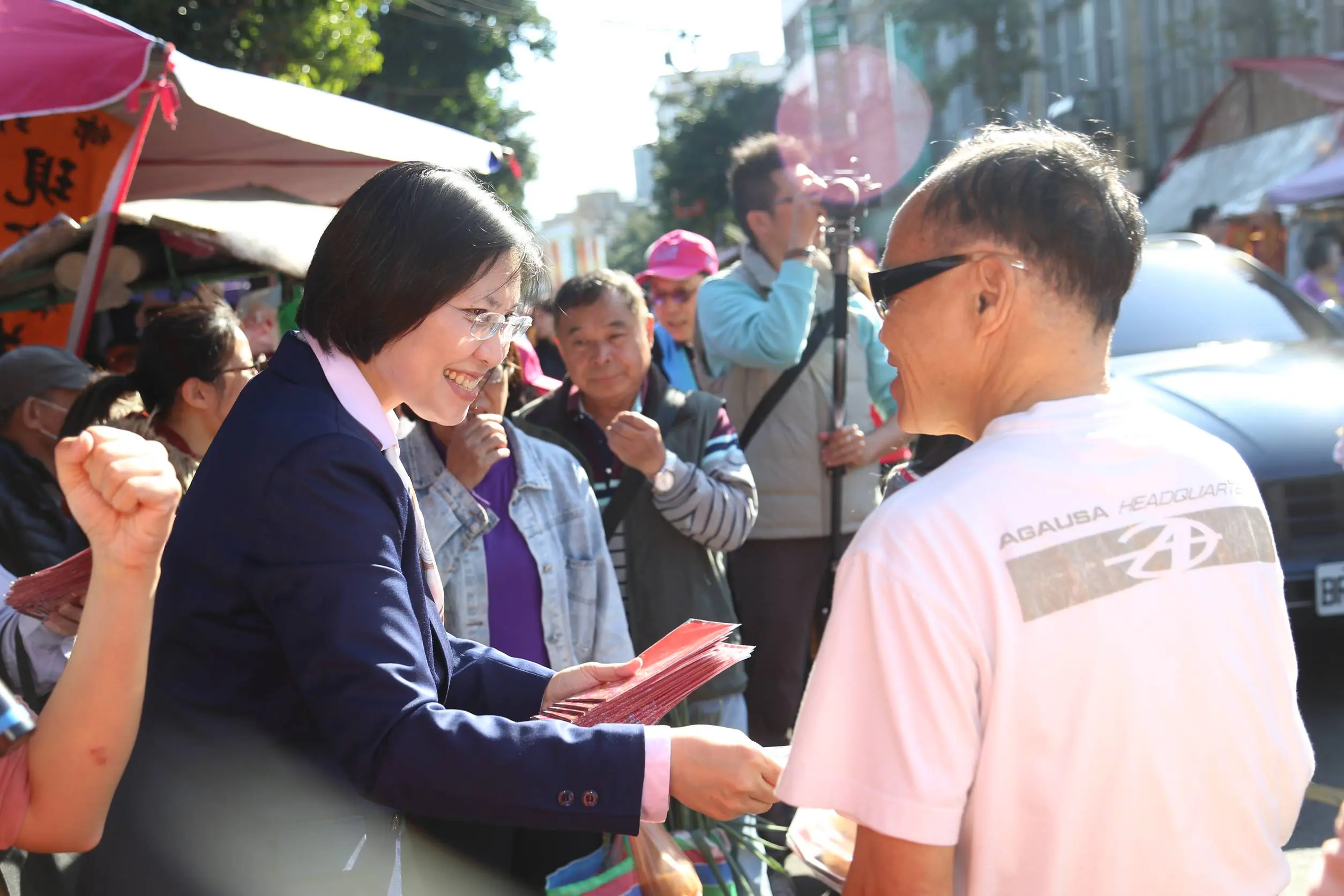 徐欣瑩小年夜前進竹東市場 鄉親高喊「客家人挺客家妹」 徐欣瑩小年夜前進竹東市場 鄉親高喊「客家人挺客家妹」