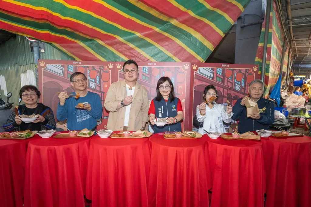 走訪16處不打烊夜市 林奕華品嚐在地美食邀國內外旅客臺北過好年 走訪16處不打烊夜市 林奕華品嚐在地美食邀國內外旅客臺北過好年