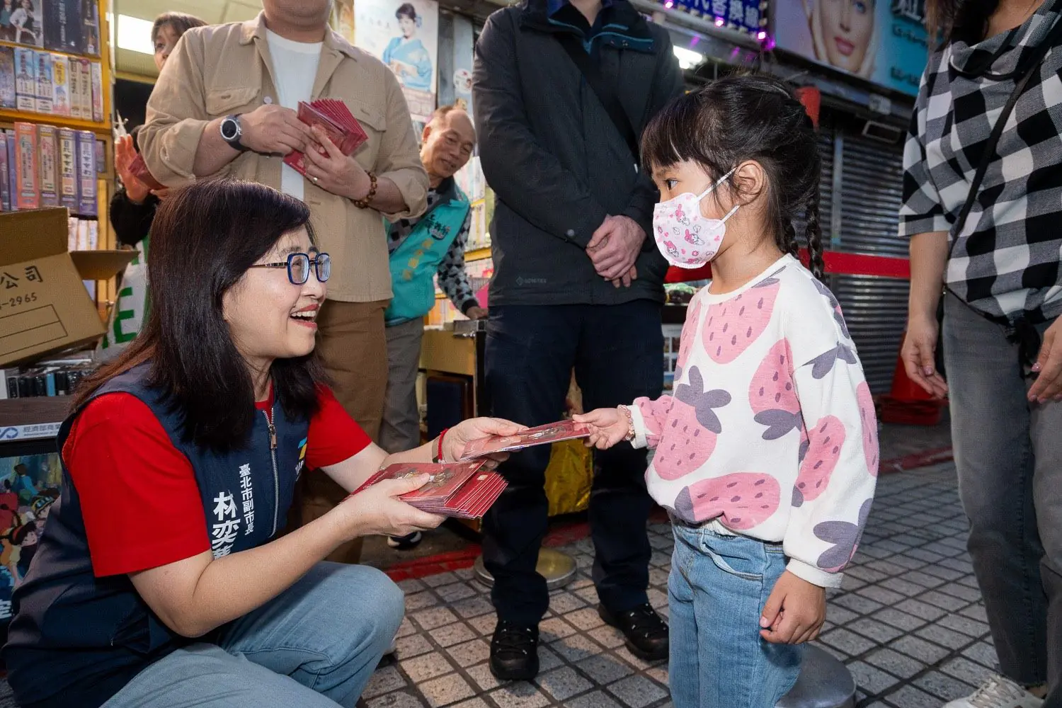 走訪16處不打烊夜市 林奕華品嚐在地美食邀國內外旅客臺北過好年 走訪16處不打烊夜市 林奕華品嚐在地美食邀國內外旅客臺北過好年